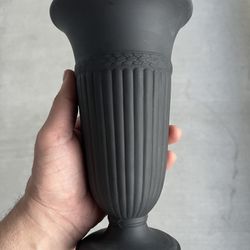 WEDGWOOD BLACK BASALT VASE 1960s ( England)
