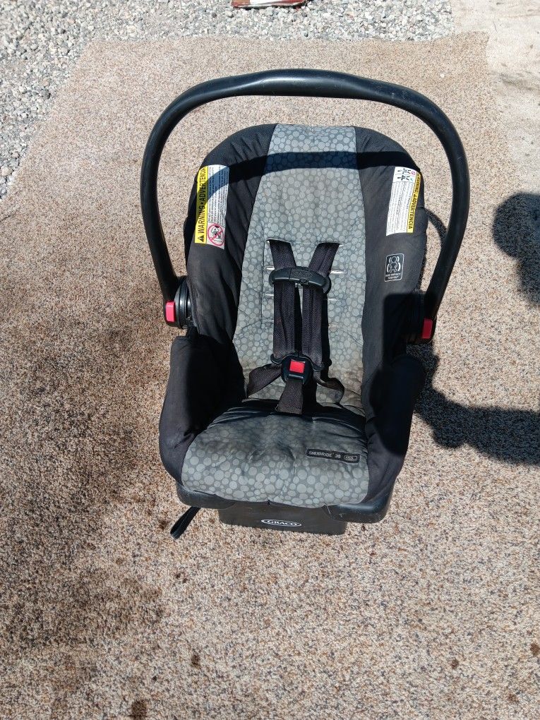 Graco Snugride Infant Car Seat w/ 2 Quick Connects