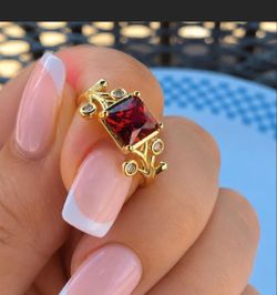 Bello anillo con piedra roja talla 7