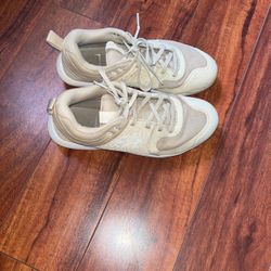 Under Armour Size 6 1/2 Women’s