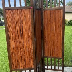 This 3-panel wooden room divider with reeded bamboo slats