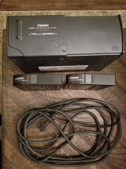 Clarion CDC-1205 12 Disc Changer With Connection Cable