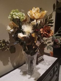 Beautiful Glass Vase W/ Flowers!!