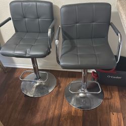 2 bar stools