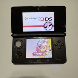 Cosmo black Nintendo 3DS with 690 games