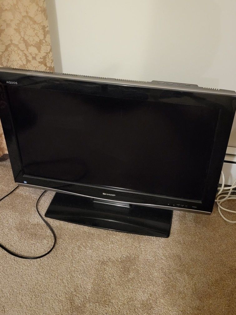 Sharp LC-32D62U
32" AQUOS® 1080p LCD HDTV