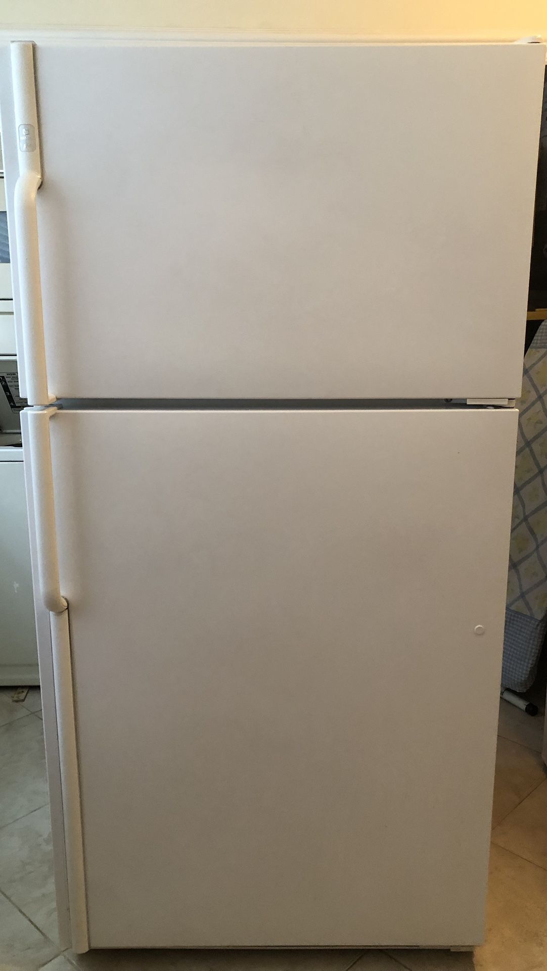 Maytag Refrigerator MTB2156DEW 