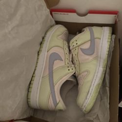 W NIKE DUNK LOW LIGHT SOFT PINK/GHOST-LIME ICE ROSE DOUX CLAIR/FANTOME