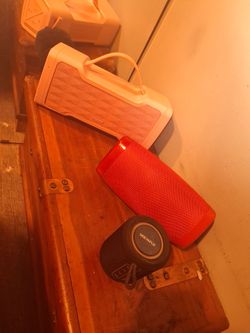 3 speakers  pink is Oraolo..red is trio wireless speaker....black one is Deeyaple