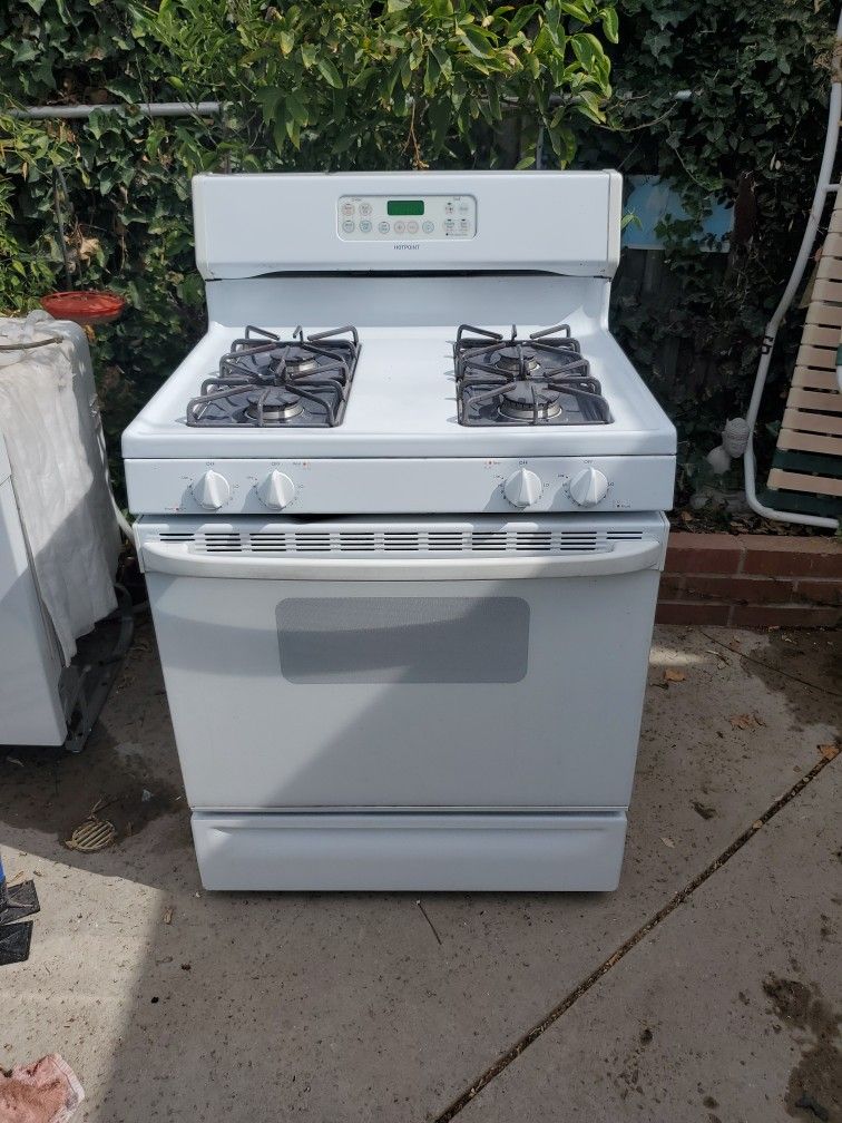 Hotpoint Gas Range Stove Model RGB 745 W E H 1 W W, White, Great Condition Works Perfect!