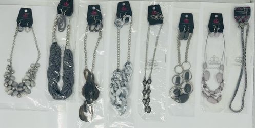 Costume short necklaces in gray