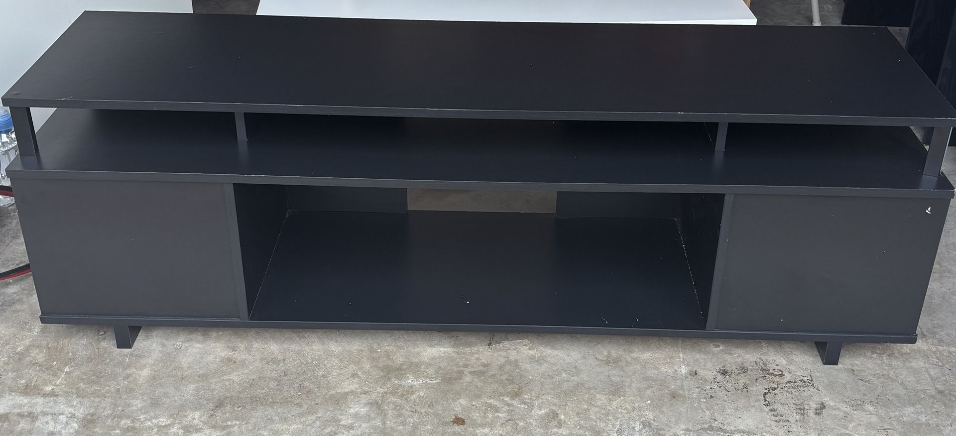 “Modern Black TV Stand - Great Condition, Perfect for Your Living Room!”