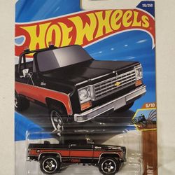 HOT WHEELS . DIRT. 1975 CHEVY BLAZER CUSTOM SQUARE BODY. (BLACK VARIATION)