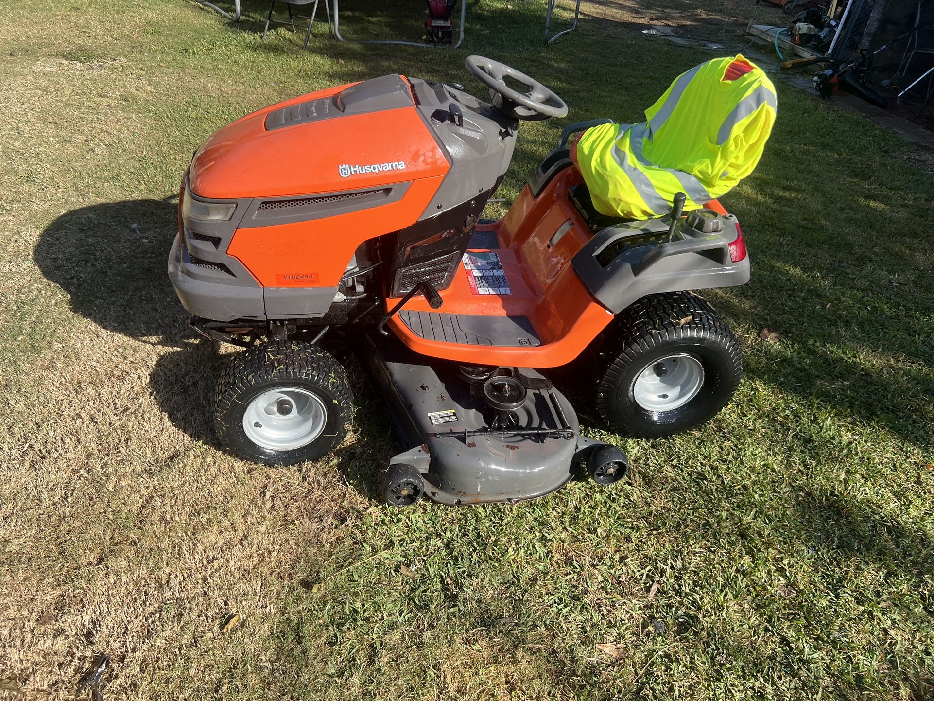 Husqvarna Riding Mower Works Great 750$ 