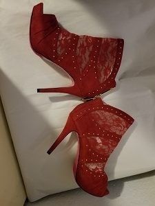 New Apple Bottom Open Toe Heels With Gold Stud And Lace Outer Lay Beautiful Pumps In Person Red Are Black