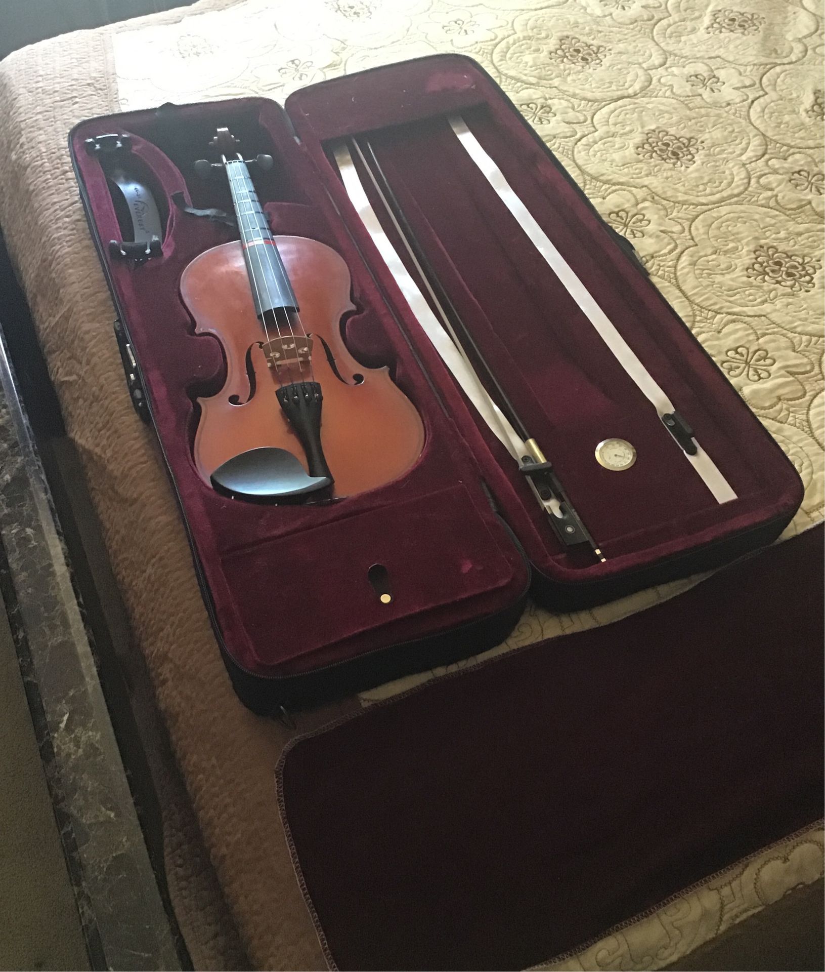 4/4 Violin (Comes With Case, Shoulder Rest, Violin Cover, and Bow) *Great Condition!*