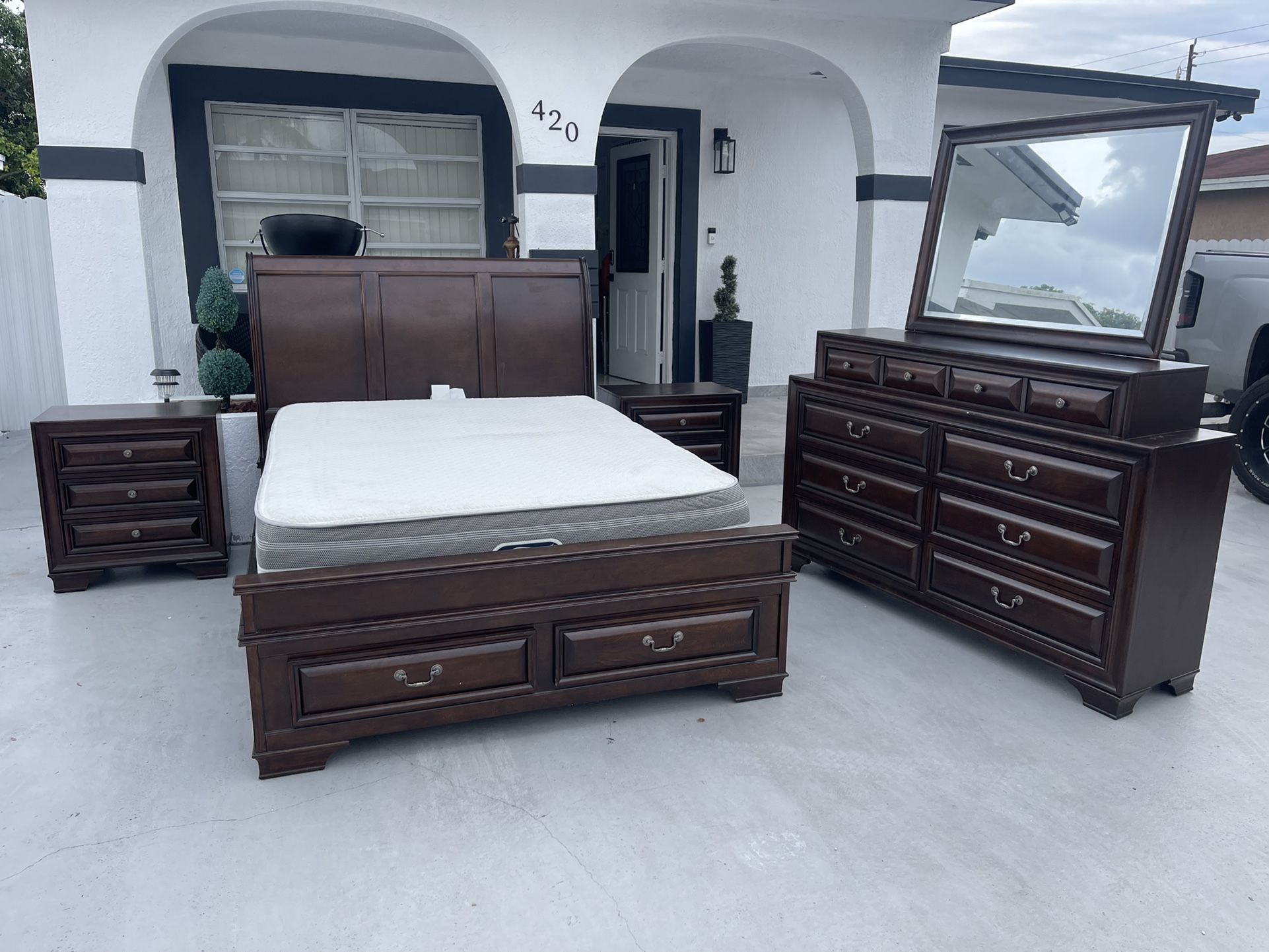 Queen Size Bedroom Set 