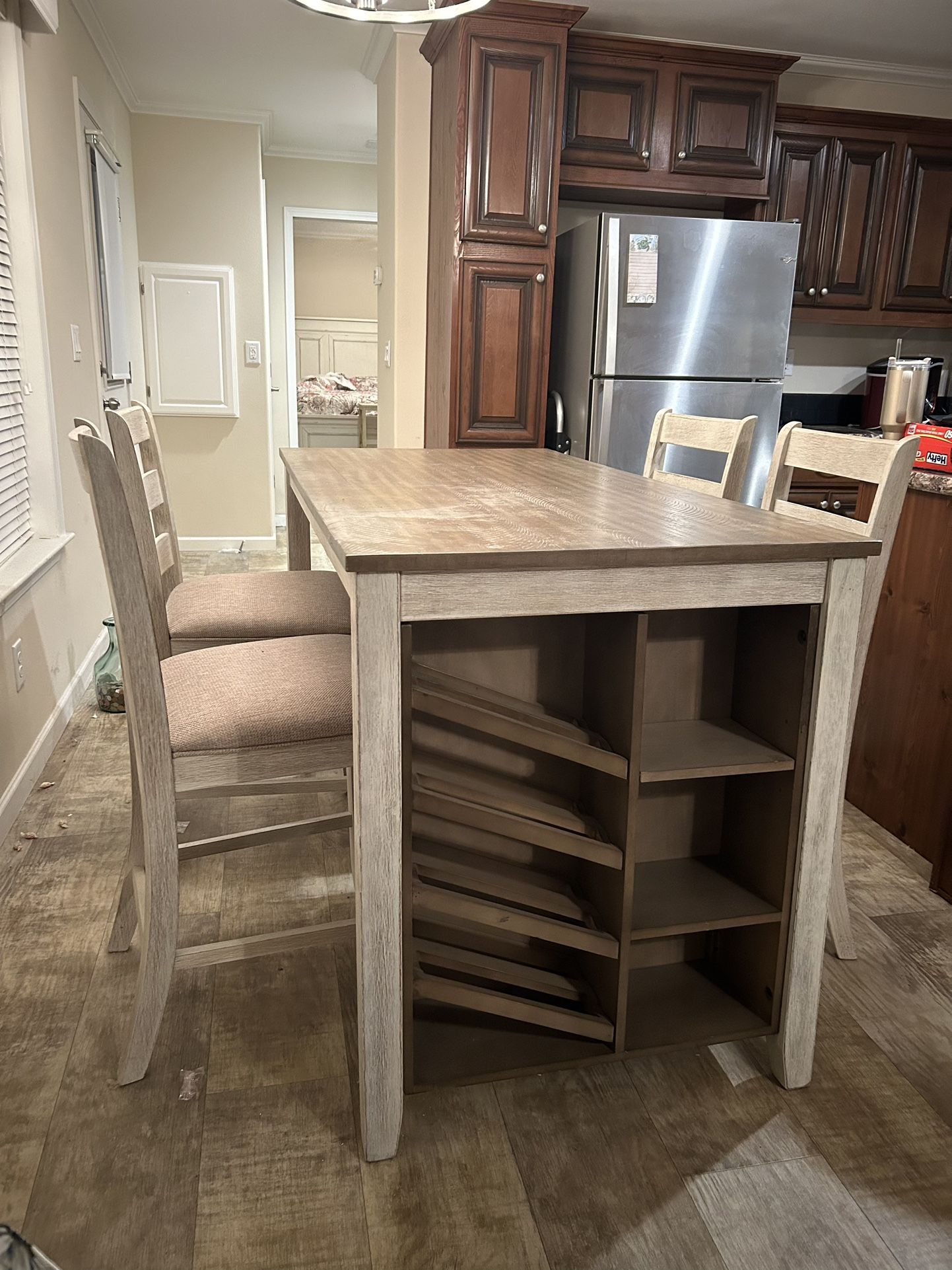 Kitchen Table/chairs 