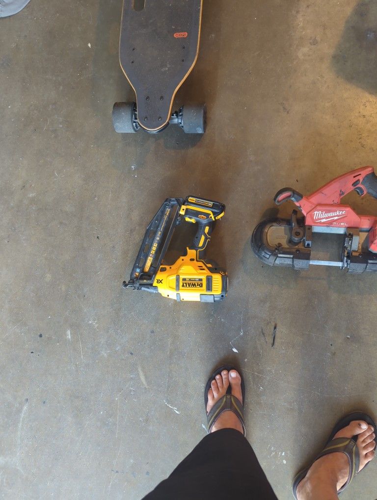 DeWalt XR 16 G 2.5 Pin Nailer