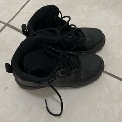 Nike Shoes: Mid Boots