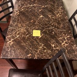 Kitchen Table / 4 Chairs