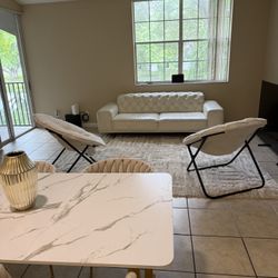 Sofa Grande , Alfombra , TV , Sillas Aux 