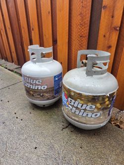 2 empty exchangeable propane tanks