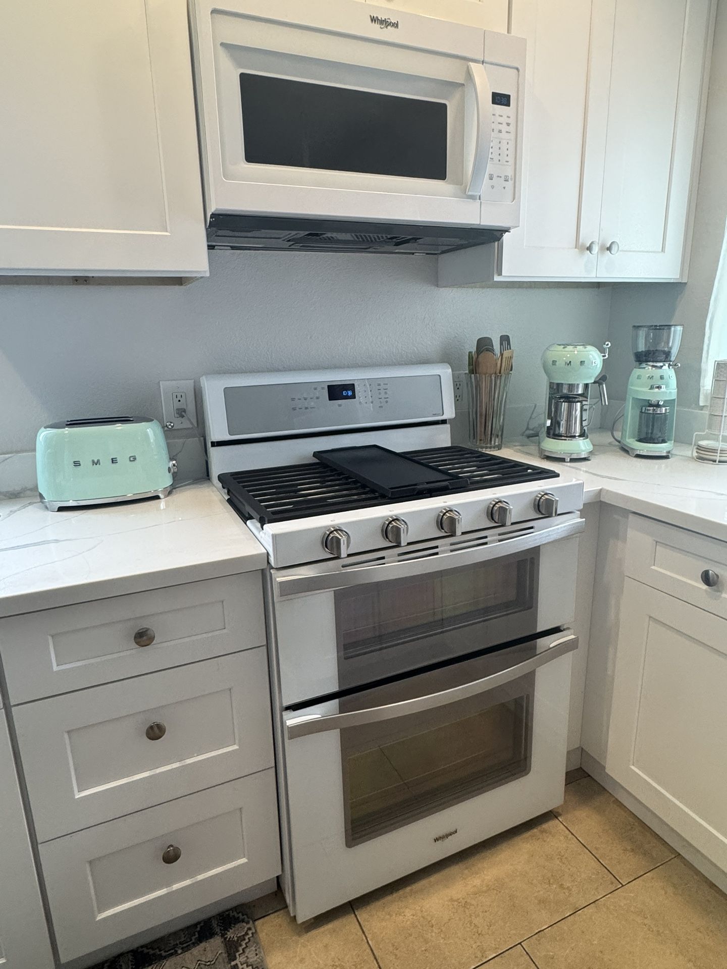 Whirlpool Double Gas Oven And Range With Matching Whirlpool Microhood
