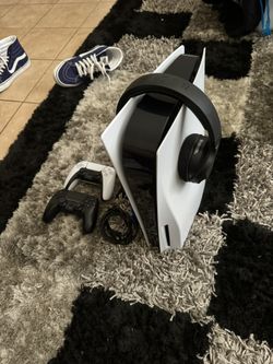 PS5/ 2 Controllers/ Headset 
