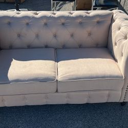 Elegant tufted sofa – Excellent condition