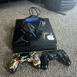 PlayStation 4 + 2 Controllers 