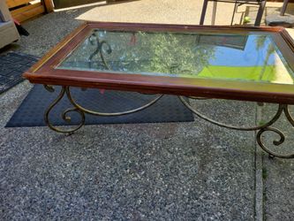 Free glass and wood coffee table