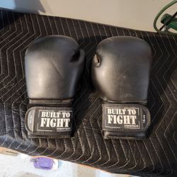 SPARRING EQUIPMENT. GLOVES, PADS, HEAD GEAR. 