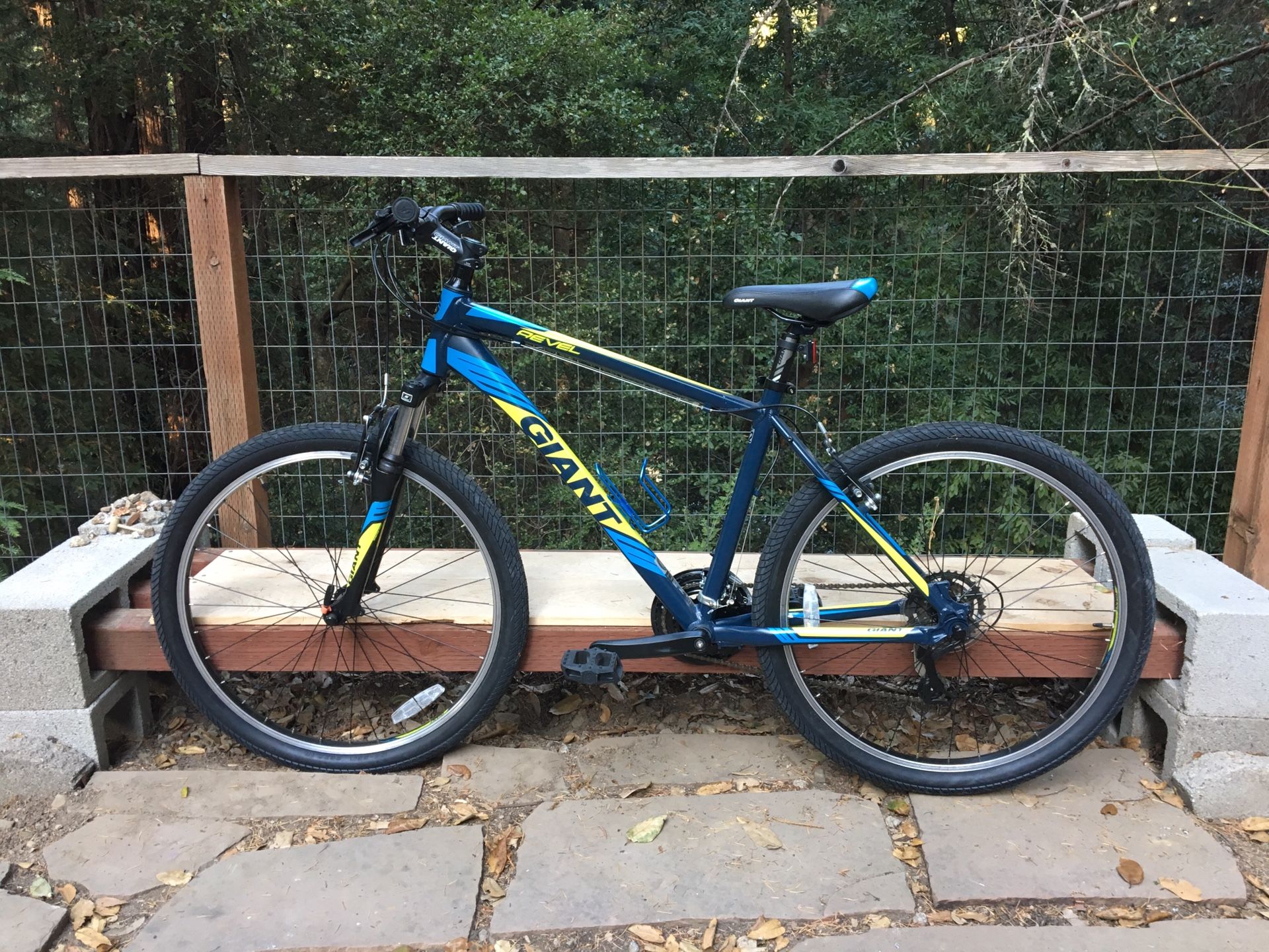 GIANT REVEL 2 (BRAND NEW) Mountain Bike Road Hybrid