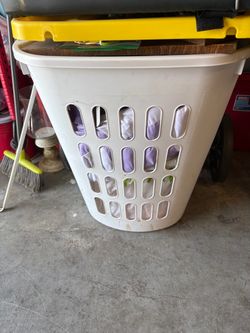 Large laundry hamper