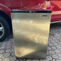 Magic Chef 4.4 cu. ft. Mini Fridge in Stainless Steel without Freezer 20”W 21”1/2 X 31”H “Almost New” $70 Firm On Price