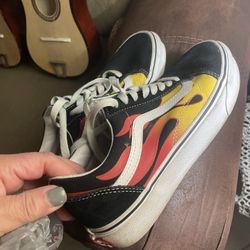 Girl Nike And Girl Vans 