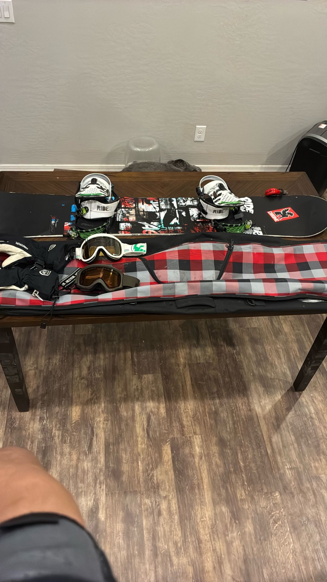 Ride Agenda snowboard equipped with bindings and goggles