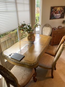 Beautiful formal Dining room table with 6 chairs