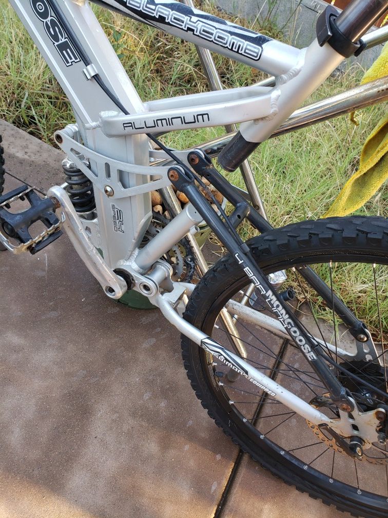 mongoose blackcomb mountain bike