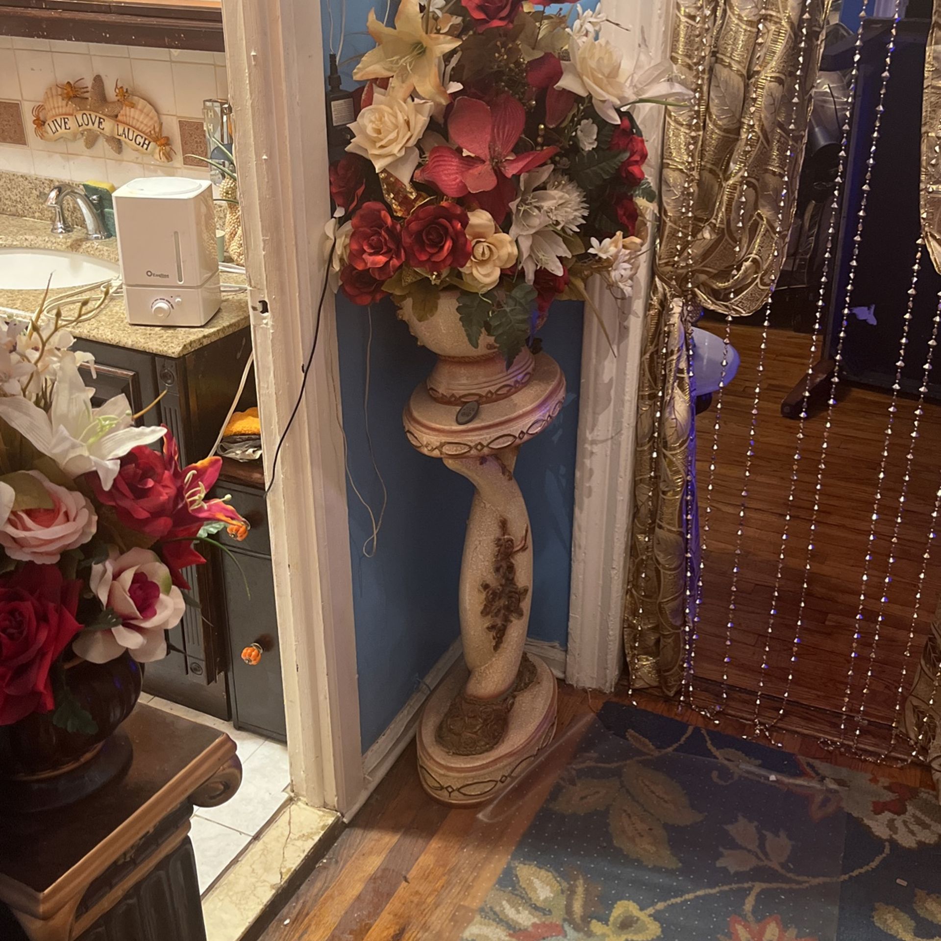 Beautiful 2 Piece Pedestal And Vase With Flower Arrangement