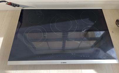 Bosch 30” Electric Cooktop: Benchmark Series - Black with Stainless Steel Frame NETP068SUC