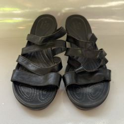 Crocs Dual Comfort Wedge Size 9 Leather Upper Black Open Strappy Sandals  