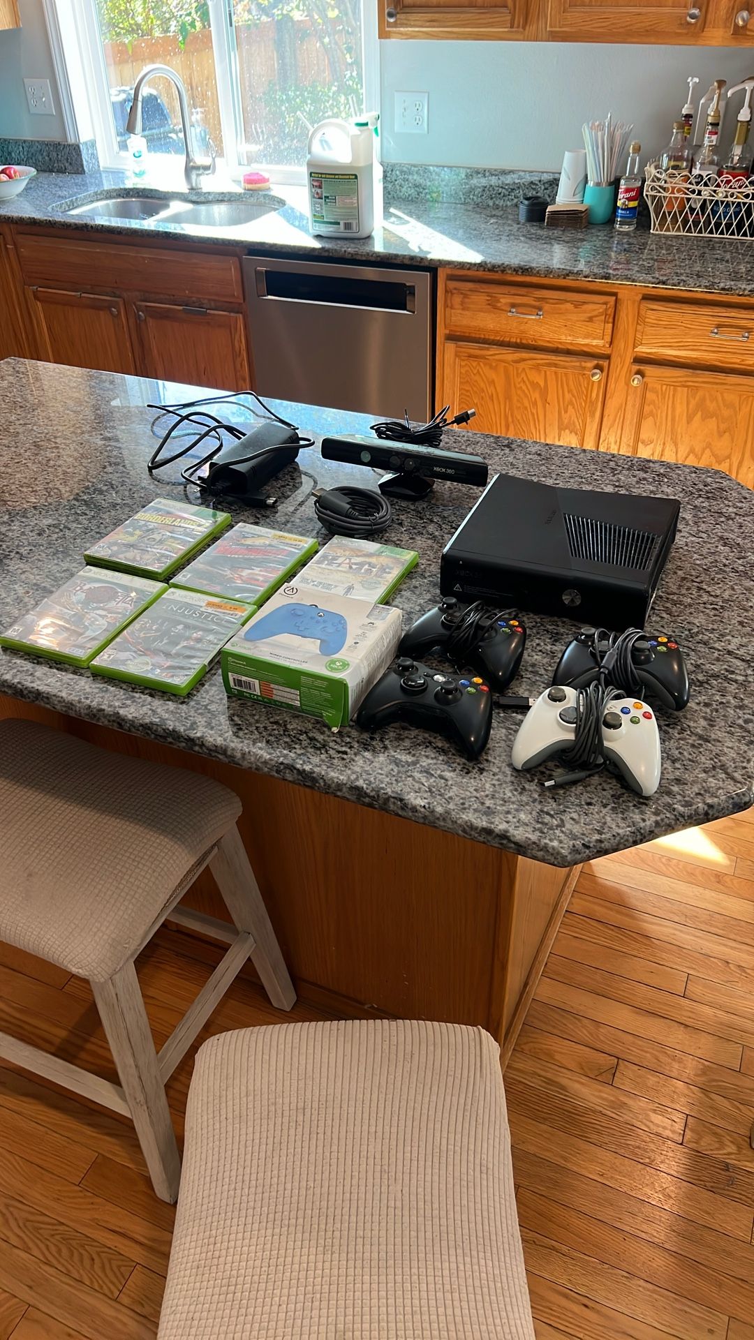 Xbox 360 S, 5 Controllers, 5 Games, Camera