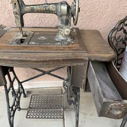 Máquina de coser ropa antigua