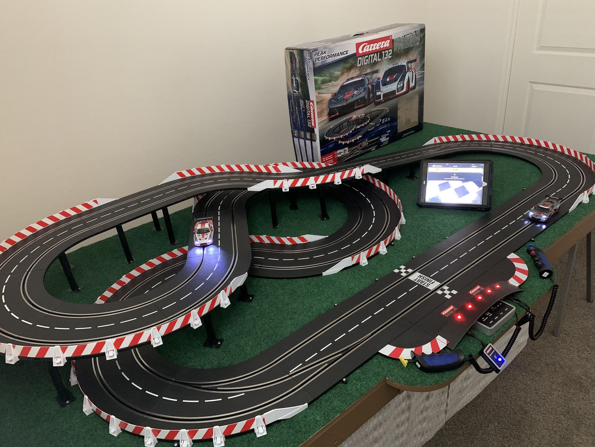 Slot Car Track, Carrera 30027 Peak Performance, 2 Cars At 1/32 Size, track length 27 ft