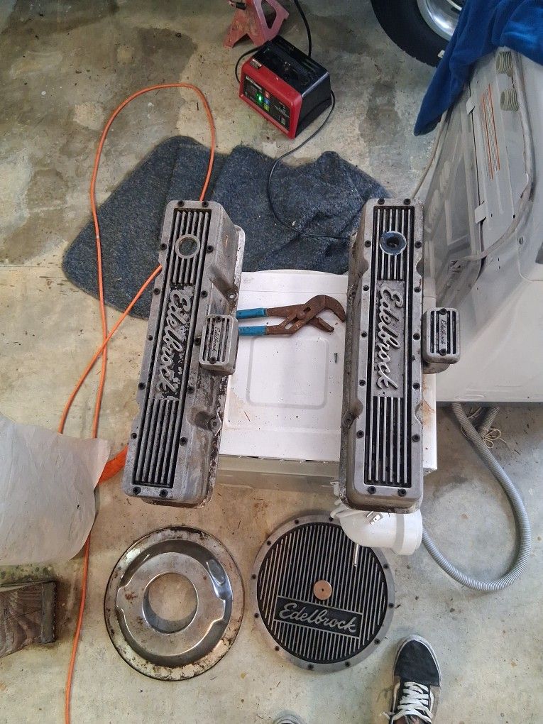Classic Edlebrock Valve Cover And Air cleaner For Sm Chev.