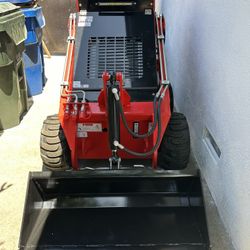 New gas mini skid steer with wheels. 27hp rato motor. Try before you buy. Delivary extra depending on locatio. The back cover was removed on purpose s