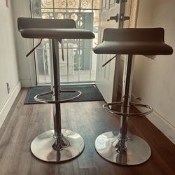 Swivel back bar stools