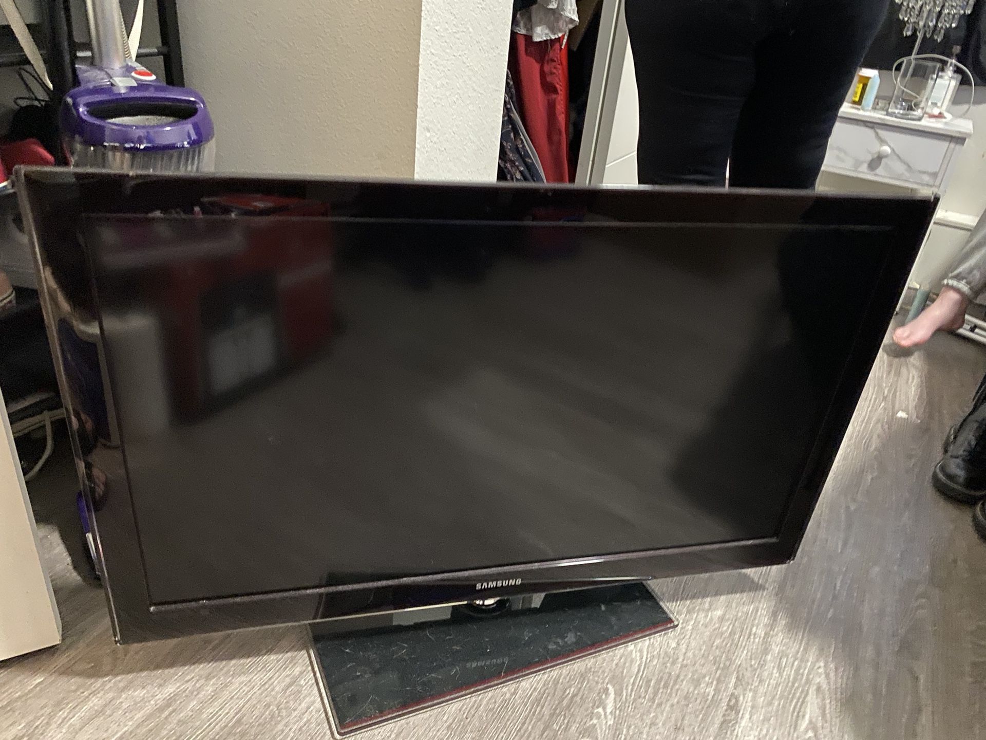 40” Flat Screen Samsung Tv Rotates